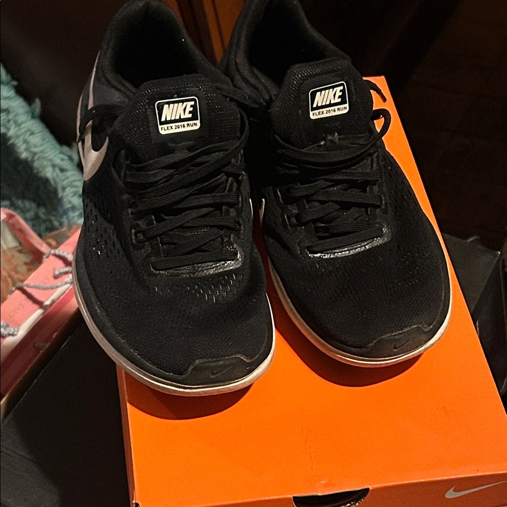 Nike woman’s Black and White Athletic Shoes